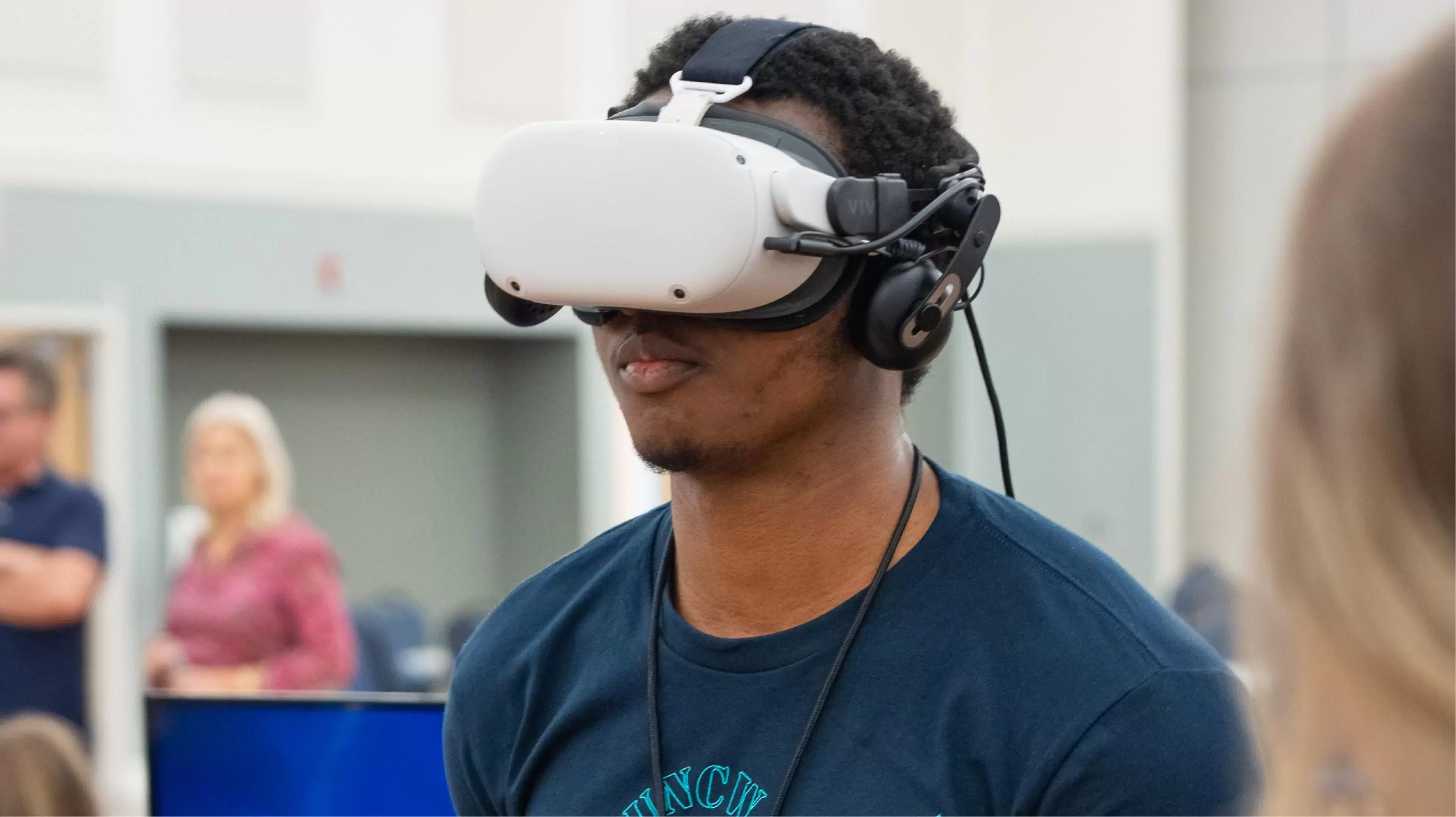 A UNC-W Student Tests A VR Headset. | Degree In Esports