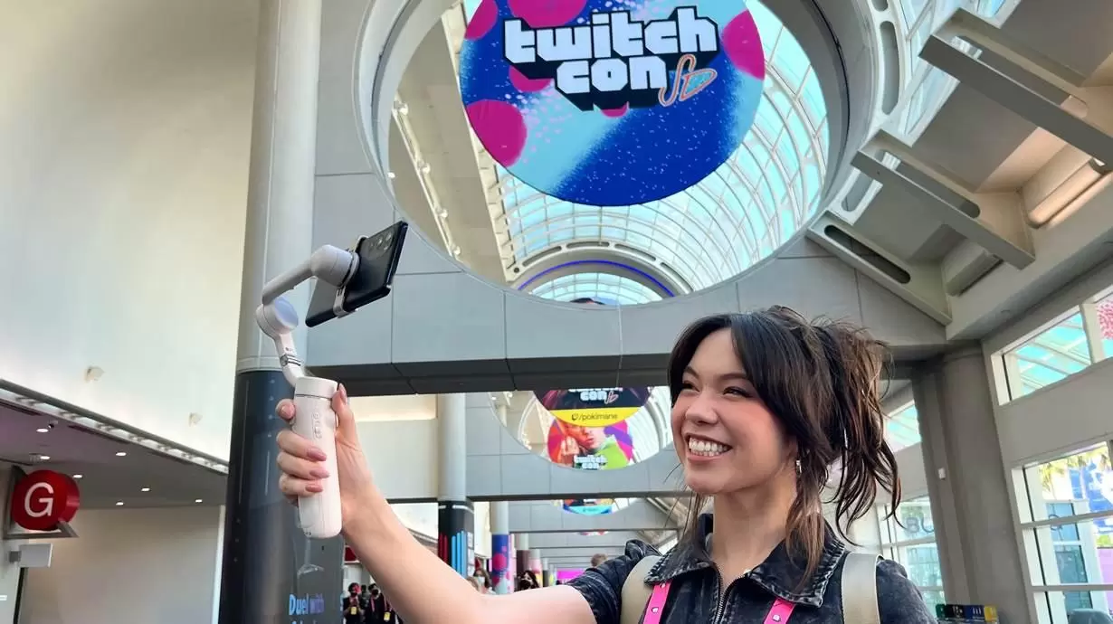 @AlarmingAmber Pettinato At The Entrance To TwitchCon | IRL